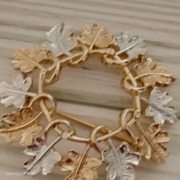 Sarah Coventry Gold and Silver Tone Leaf Wreath Brooch Pin 2" - Picture 2 of 7